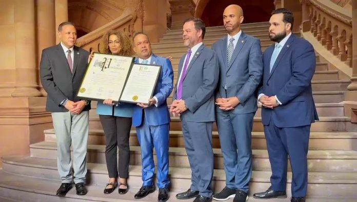 De su lado el senador Héctor Acosta agradeció a Dios la diferencia y distinción que los congresistas de Nueva York le han dedicado.