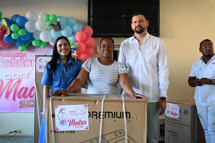 La actividad fue encabezada por Franklin Soriano, coordinador de la política social de Refidomsa, y Diosmary Peralta, directora ejecutiva de la Fundación Refidomsa.