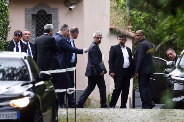 Las conversaciones, que se llevaron a cabo en la embajada de Omán en Roma, se extendieron por más de tres horas e incluyeron intercambios directos e indirectos entre las delegaciones de ambos países.