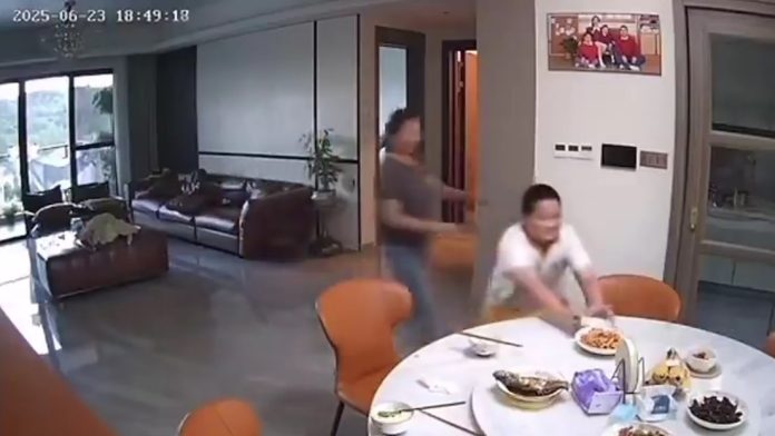 De inmediato, tomó al menor de ellos de la mano y se dirigió a la puerta de salida.