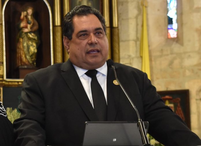 El presidente del Colegio de Notarios, Jhon Richard Paniagua Feliz, se dirige a los presentes.