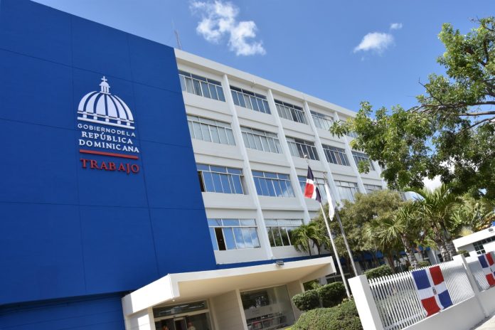 La celebración de esta fecha, de conformidad con lo establecido por la legislación dominicana, deberá ser aplicada en todos los establecimientos del país.