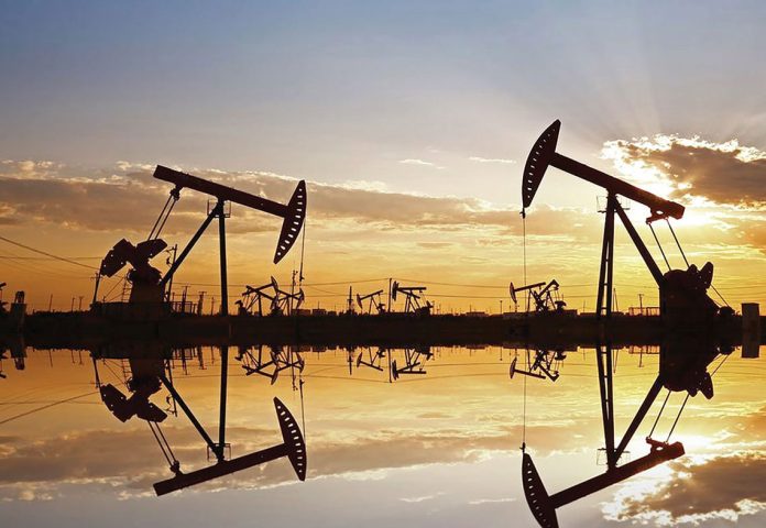 El analista Tom Essaye apunta hoy en su informe diario Sevens Report que «ninguna de las influencias actuales en el mercado de petróleo es positiva».