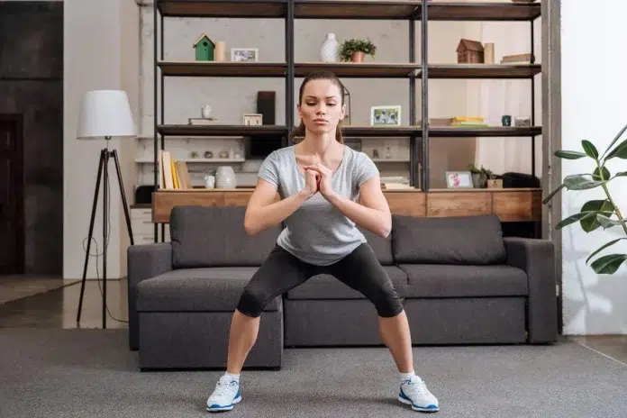  No solo es uno de los ejercicios más completos para las piernas y los glúteos, sino que, según especialistas de Cleveland Clinic, su impacto alcanza desde la mejora de la postura hasta la prevención de enfermedades crónicas.