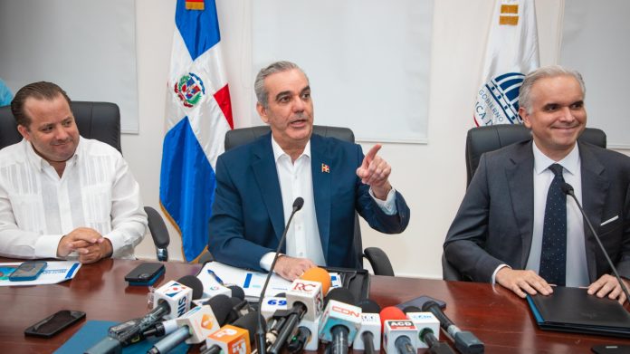 Abinader destacó que es prioridad del Gobierno asegurar que todos los niños y niñas cuenten con un cupo disponible, y aseguró que el desayuno escolar será servido desde el primer día de clases en todo el país.