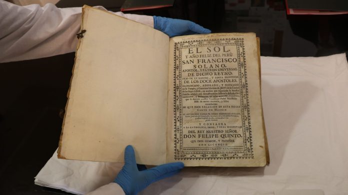 Biblioteca Nacional de Perú recibe libro del siglo XVIII que fue recuperado en Argentina