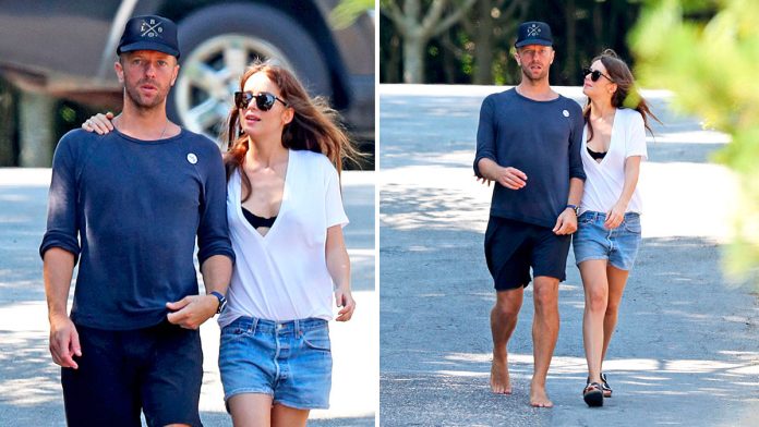 “Melanie está trabajando desesperadamente entre bambalinas para salvar la relación de Dakota con Chris”, señaló una fuente consultada por el medio británico.