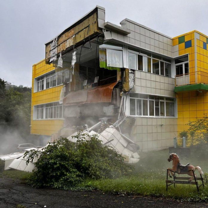 Un terremoto de magnitud 8,8, el más poderoso en la región en casi 73 años, sacudió zonas cercanas a la península rusa de Kamchatka, provocando este miércoles tsunamis en Rusia y Japón, y desencadenando alertas en casi todos los países del Pacífico.