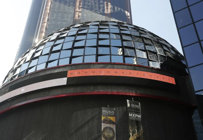 El peso mexicano se deprecia 2,61 % en abril, pero registra avance en lo que va del año