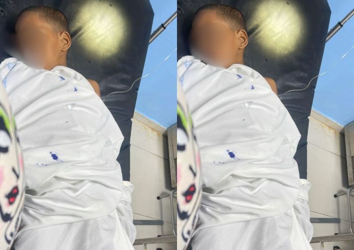 El menor fue trasladado de urgencia a un centro hospitalario, donde recibe atención médica especializada. Por razones legales, su nombre se mantiene en reserva.