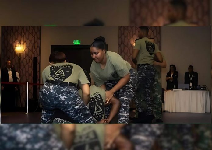 El mandatario agradeció al equipo de Gracie University por su colaboración en el proceso formativo, y felicitó tanto a la Policía Nacional como a los agentes participantes por su dedicación y capacidad de aprendizaje.
