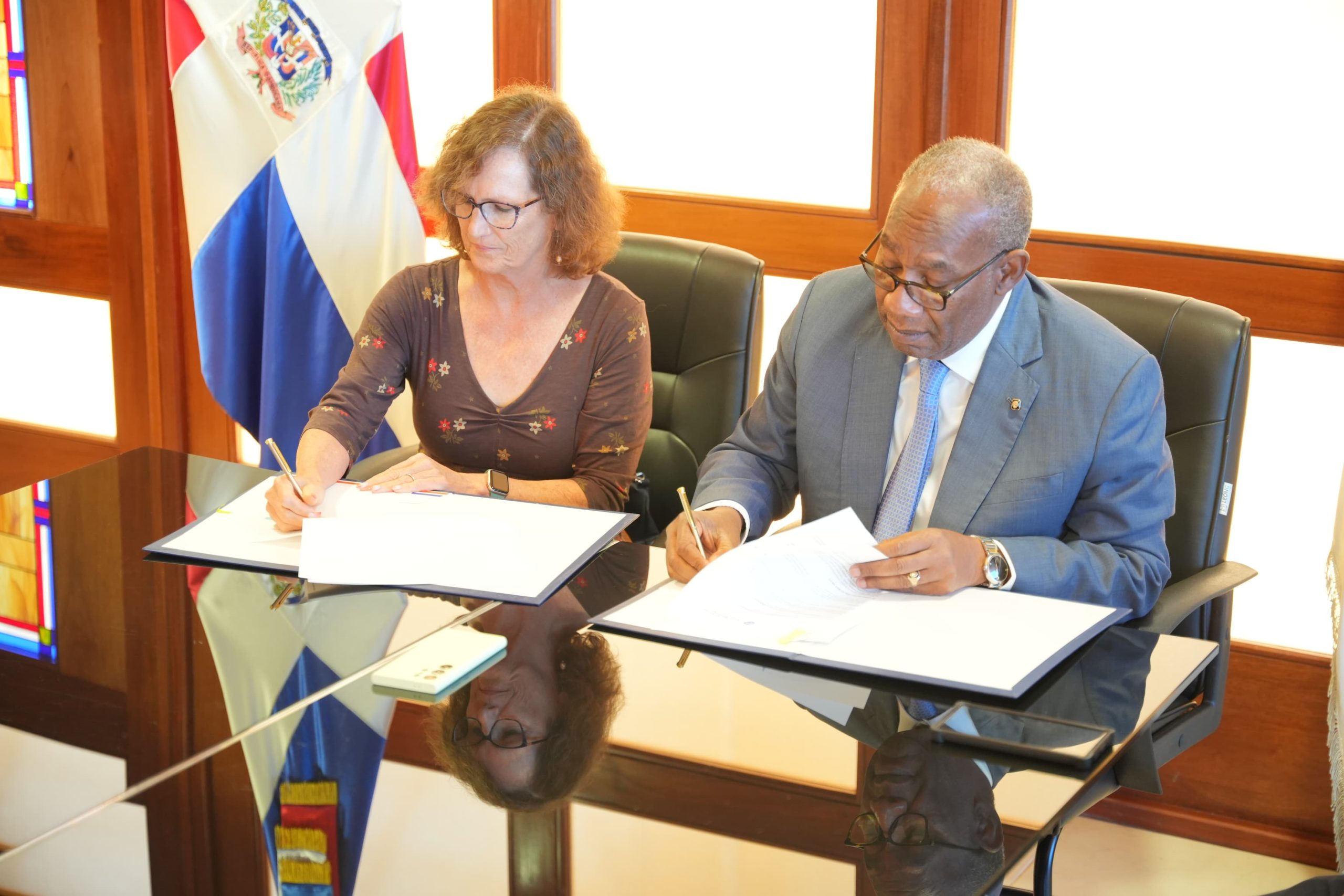 Representante de la Universidad Mass y el Rector firman acuerdo scaled