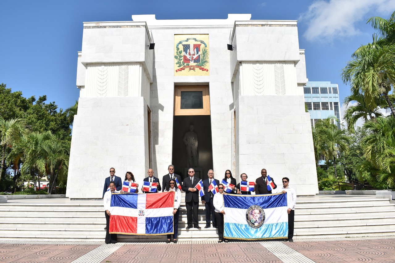 Directivos del Instituto Duartiano luego de la ofrenda floral.