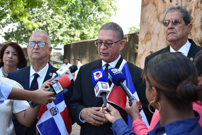 Gómez recordó que la Constitución dominicana establece que el Himno es “único e invariable”, por lo que exhortó a que la nueva versión se ajuste estrictamente a lo dispuesto en la ley.