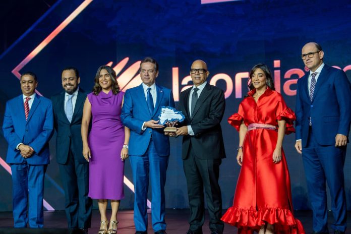 Una participación central será la del productor musical y presidente de La Oreja Media, Porfirio Piña, quien enfatiza la importancia de pensar la música no solo como arte, sino como una herramienta estratégica para el desarrollo nacional. El encuentro está dirigido a artistas, emprendedores creativos, gestores culturales, estudiantes y profesionales del sector, y tiene como objetivo brindar herramientas, ideas y experiencias que conectan la música dominicana con el comercio internacional de servicios. Con la moderación del cantautor Pavel Núñez, el panel reunirá a reconocidas voces del ámbito legal, cultural y económico, incluyendo a Taiana Mora, experta en exportación de servicios; Mayra Tejada y Lucía Castillo, abogadas especializadas en derecho del entretenimiento y derechos de autor; y Valerio de León, presidente de SGACEDOM. Una participación central será la del productor musical y presidente de La Oreja Media, Porfirio Piña, quien enfatiza la importancia de pensar la música no solo como arte, sino como una herramienta estratégica para el desarrollo nacional. “Exportar música no es solo llevar nuestros sonidos al mundo, es generar valor económico, abrir mercados y posicionar el talento dominicano dentro de la economía naranja internacional”, afirma Piña. Durante las dos horas del evento, los asistentes conocerán conceptos clave sobre la exportación de servicios modernos, la monetización internacional de productos culturales, y recibirán recomendaciones prácticas sobre cómo formalizar y escalar proyectos musicales para el mercado global. La actividad forma parte de una serie de iniciativas impulsadas por La Fundación La Oreja Media rumbo al Dominicana Music Week 2026 y para fortalecer las capacidades de exportación del sector creativo, en alianza con instituciones públicas y privadas comprometidas con el crecimiento de la economía naranja en República Dominicana. Entrada libre hasta completar aforo. Para el registro y asistencia, enviar un correo con sus datos a membresia@adoexpo.org