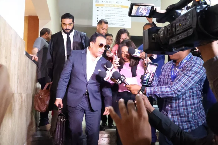 Según la acusación, Alexis Medina lideró una red de empresas vinculadas que obtuvo contratos millonarios con el Estado, desviando más de RD$5,000 millones en perjuicio del erario.