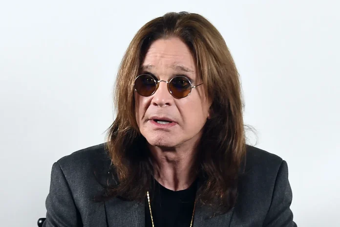 Como un guiño a la estrella de Black Sabbath, el documento describe su ocupación como 