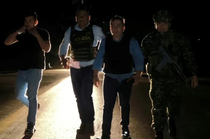 Más tarde, el representante publicó otro video en el que se muestra acompañado por la policía y asegura estar sano y salvo.