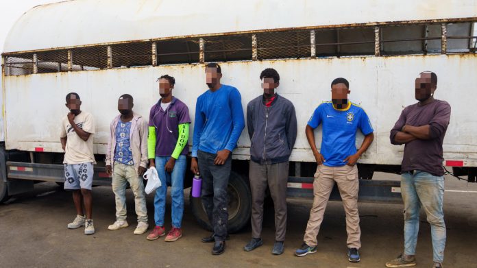 En lo concerniente a las repatriaciones, 1,021 haitianos fueron entregados a las autoridades migratorias de su país por la puerta fronteriza de Elías Piña, 421 por la de Dajabón, 218 por Jimaní y 81 por Pedernales.