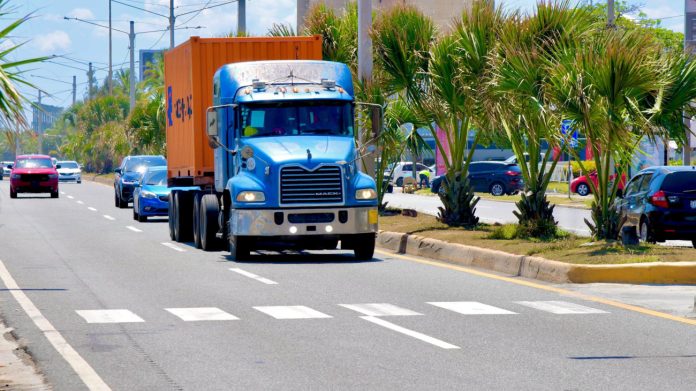 Intrant ordena a vehículos de carga circular por el carril derecho en autopistas y carreteras
