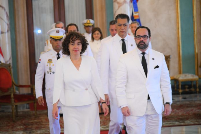 En el acto de entrega, el mandatario, junto con la vicepresidenta Raquel Peña y el ministro de Relaciones Exteriores, Roberto Álvarez, dio la bienvenida a los diplomáticos que presentaron sus credenciales ante el Estado dominicano. 