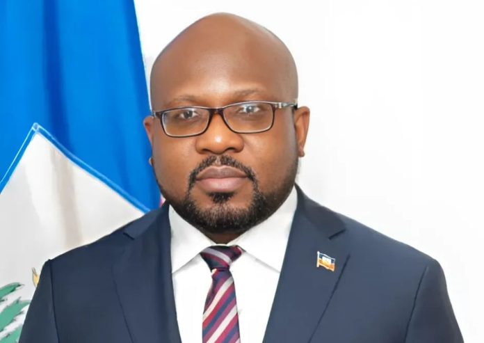 No obstante, el funcionario se desplazó posteriormente hacia Santiago y Santo Domingo, sin notificación previa ni autorización migratoria, lo que activó los protocolos de vigilancia de los servicios de inteligencia dominicanos.