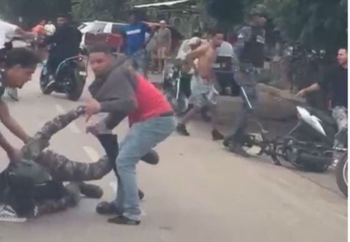 Asimismo, indicaron que se mantiene un operativo de búsqueda para identificar a los responsables de la agresión