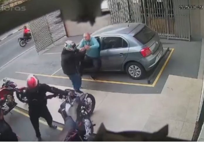 En un momento crítico, el conductor del auto, un policía fuera de servicio, sacó su arma y abrió fuego, obligando a los delincuentes a huir sin consumar el robo.