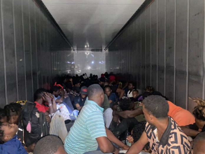 Migración intercepta camión con 79 haitianos indocumentados en Montecristi