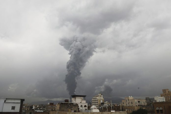 Ejército de Israel ataca objetivos de rebeldes hutíes en la capital de Yemen