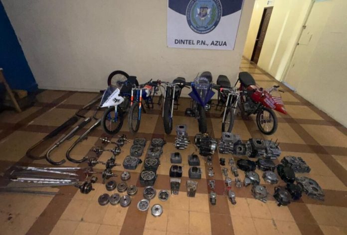 Policía desmantela red de carreras clandestinas en Azua y ocupa motocicletas, arma y dinero