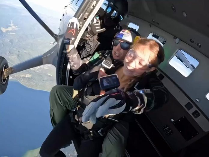 Sydney Sweeney impactó en internet con arriesgado salto en paracaídas