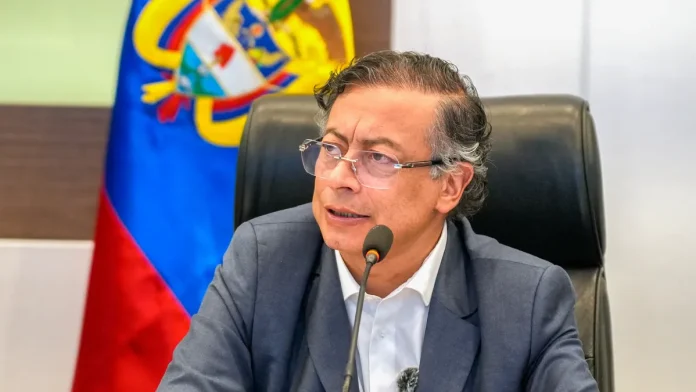 El mandatario colombiano, que esta semana pronunció su último discurso en la Asamblea General de la ONU, compareció este viernes luciendo una kufiya (pañuelo palestino) sobre los hombros y la gorra de la Presidencia colombiana.