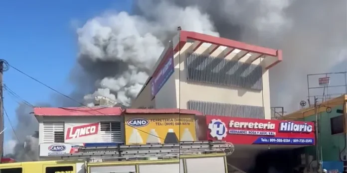 Incendio afecta instalaciones de la Ferretería Hilario en SFM