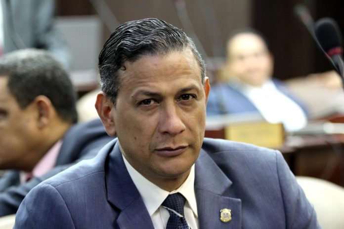 Diputado del PRM llama “sanguijuela” a Antonio Marte por elogiar a Omar Fernández