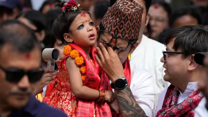 Una niña de 2 años es elegida como la nueva diosa viviente de Nepal