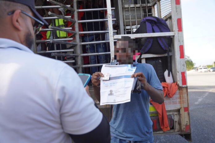 Migración advierte mantendrá redadas y llama a salida voluntaria de irregulares