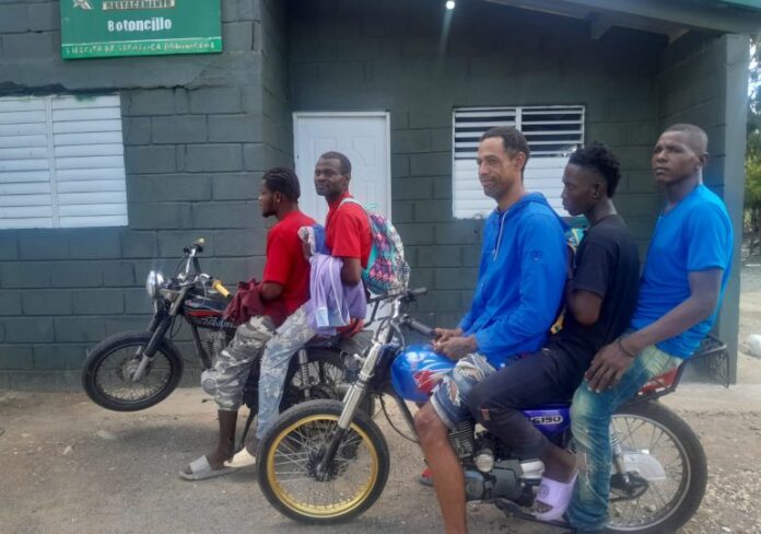 Ejército detiene a ocho haitianos indocumentados en operativo en Montecristi