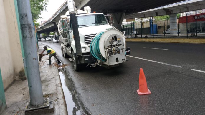 Alcaldía DN refuerza operativos de drenaje para disminuir efectos de vaguada y onda tropical