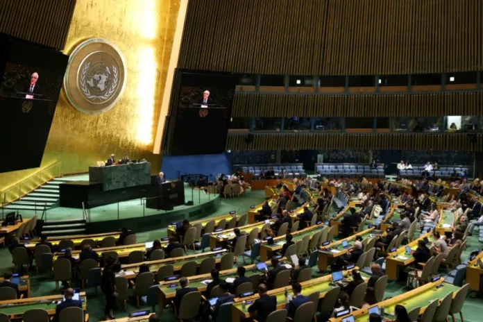 Los países que apoyan a los palestinos podrán así «refutar las acusaciones israelíes de que respaldan tácitamente a Hamás’, declaró a la AFP. Esto «ofrece un escudo contra las críticas de Israel».