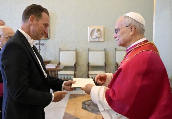 El Vaticano es un importante centro de la diplomacia mundial y sigue con atención las cuestiones clave de la política internacional, entre estas conflictos actuales como la guerra en Ucrania o en Oriente Medio y en otras zonas.
