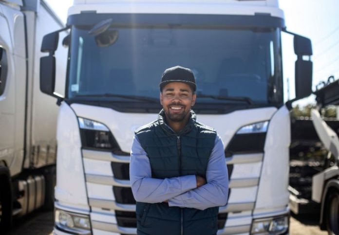 El presidente Trump firmó a finales de abril una orden que requiere a los camioneros que conducen en el país demostrar que hablan inglés.