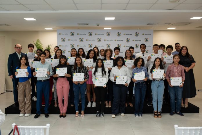 Edgar del Toro y Francesca Luna, , presidente ejecutivo y vicepresidenta de talento y cultura de Banco Caribe, respectivamente, junto a los estudiantes beneficiados.
