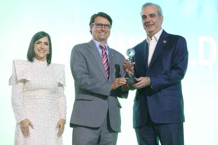 El mandatario destacó que las inversiones se han destinado a sectores estratégicos como el turismo, energía, zonas francas, telecomunicaciones, comercio e industria, inmobiliario, minería y transporte.