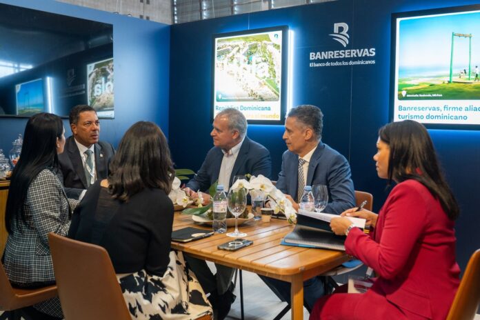 Las reuniones se efectuaron en el stand de Banreservas instalado en la feria, celebrada en la capital francesa del 23 al 25 de septiembre.