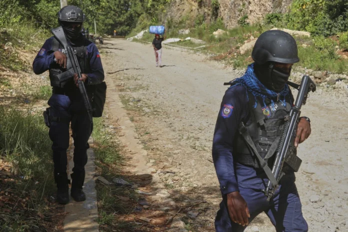 Pandilleros armados atacan vehículo blindado en Haití matando al conductor e hiriendo dos policías