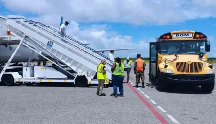 Migración informa Estados Unidos ha repatriado 3,581 dominicanos en 2025