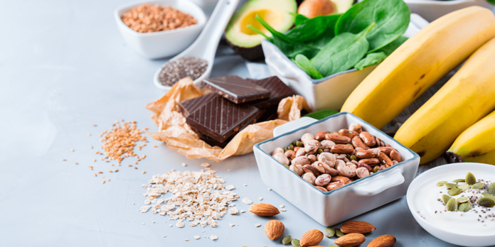 Expertos de la Escuela de Salud Pública de Harvard y recomendaciones de Real Simple destacan alimentos naturales que favorecen la vitalidad y el enfoque mental sin los altibajos de la cafeína.