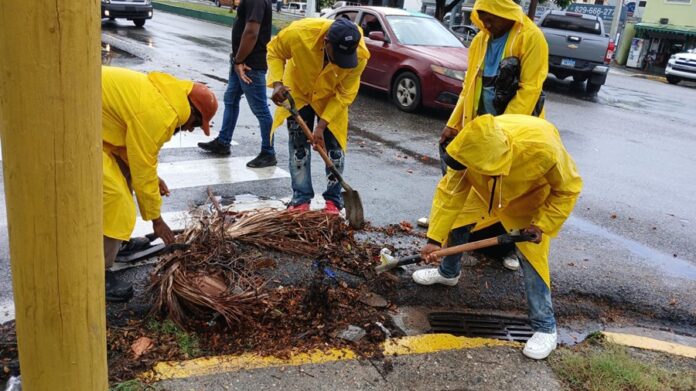 Asimismo, la Alcaldía exhortó a la ciudadanía a colaborar, evitando lanzar basura en las vías públicas y facilitando el trabajo de los equipos operativos.
