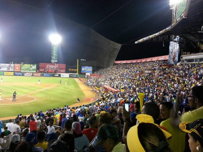Mientras tanto, las Águilas Cibaeñas y los Gigantes del Cibao vieron suspendido su juego en San Francisco de Macorís por lluvias y tormentas eléctricas, luego de disputarse solo una hora y diez minutos, con los Gigantes arriba 2-1 en la cuarta entrada.